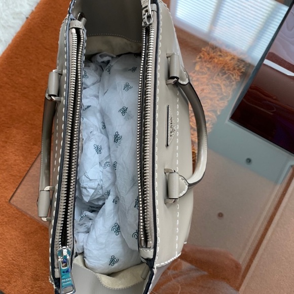 SOLDā¼ļøAuthentic Prada Handbag with shoulder strap - Picture 8 of 15